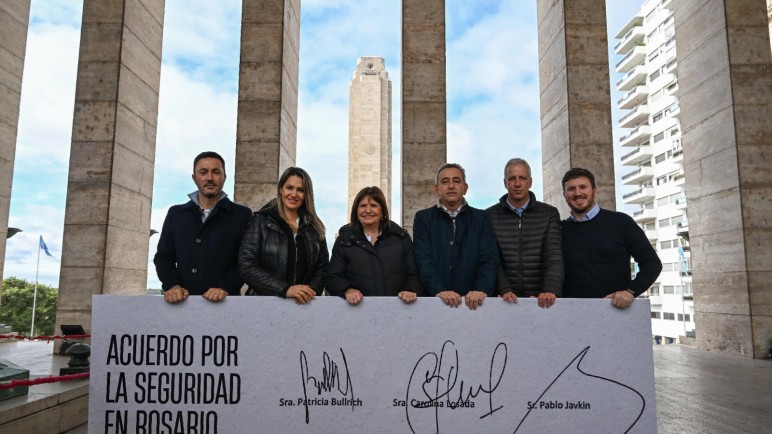 Bullrich, Losada y Javkin prometieron seguridad en Rosario frente al Monumento a la Bandera
